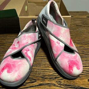Jambu casual walking shoe. Pink/cream design with gray base. Size 8M.